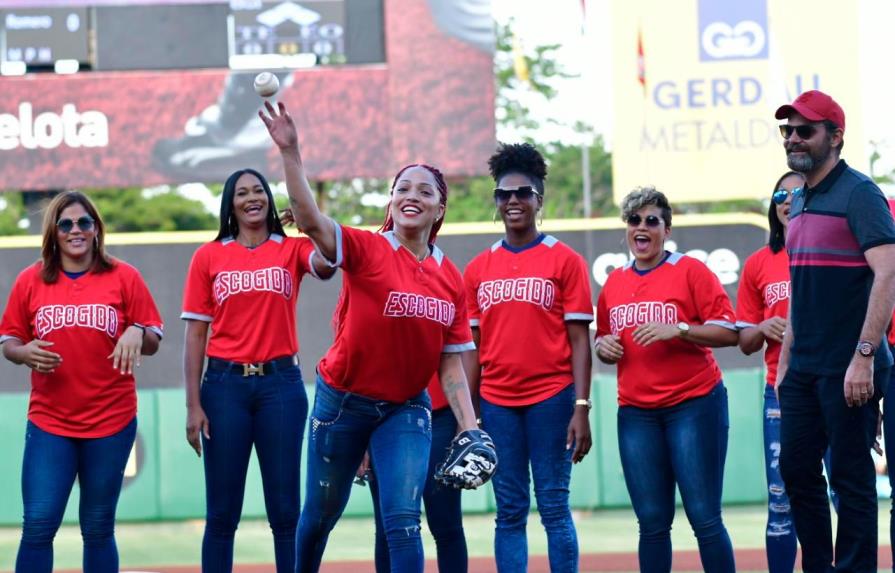 Las Reinas del Caribe lanzan la primera bola en partido Águilas-Escogido