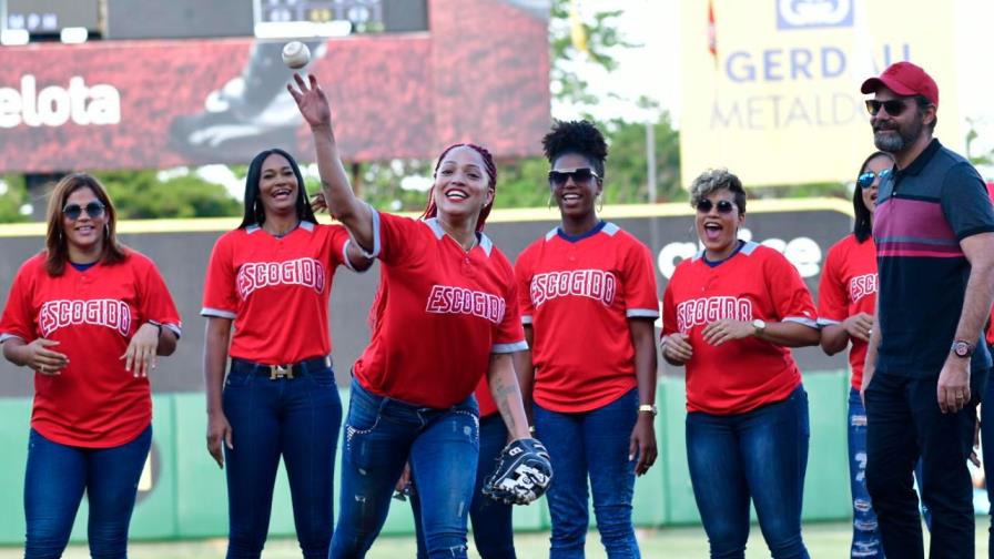 Las Reinas del Caribe lanzan la primera bola en partido Águilas-Escogido Las Reinas del Caribe lanzan la primera bola en partido Águilas-Escogido