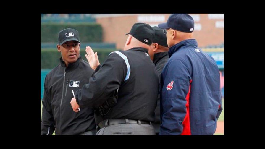 Jugadores y fanáticos de las Águilas en contra de Ramón Ferrer, tras jugadas ante el Licey Jugadores y fanáticos de las Águilas en contra de Ramón Ferrer, tras jugadas ante el Licey
