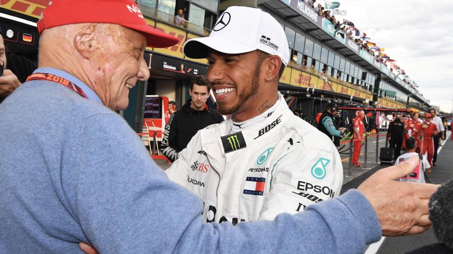 Niki Lauda está en mi espíritu, dice Lewis Hamilton un año después de su muerte