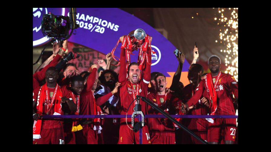 Trofeo y la victoria ante Chelsea en una noche feliz para el Liverpool