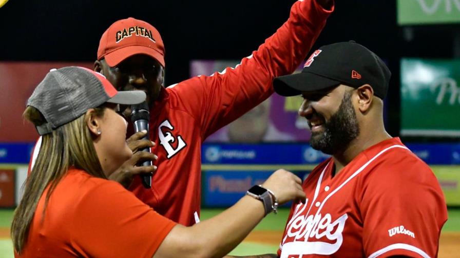 Fanático le propone matrimonio a su novia en el juego Licey y Escogido 