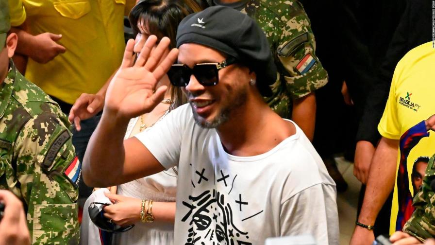 Las tribulaciones de Ronaldinho en Paraguay dejan una guerra en el Gobierno