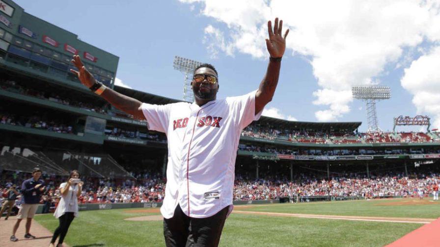  David Ortiz felicita a personal médico de Boston