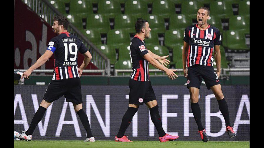 El Eintracht Fráncfort golea a un Werder Bremen en problemas