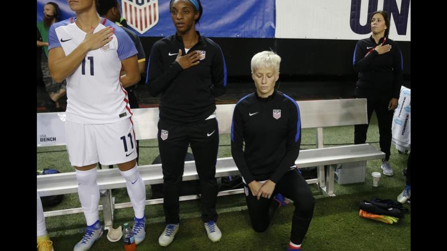 Federación de fútbol de Estados Unidos revisará prohibición de arrodillarse durante himno
