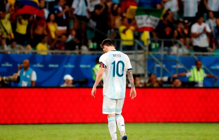 Frustración de Lionel Messi en la Copa América, que ahora recibe a su amigo Luis Suárez