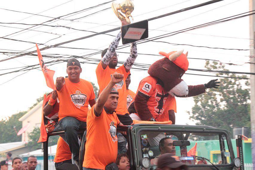 Los Toros celebran su campeonato con caravana en La Romana 