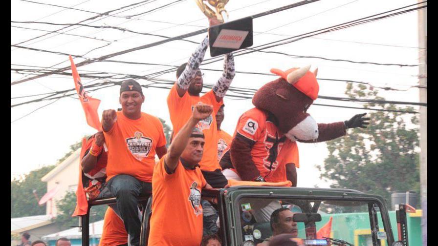 Los Toros celebran su campeonato con caravana en La Romana Los Toros celebran su campeonato con caravana en La Romana