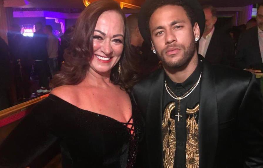 Madre de Neymar anuncia su noviazgo con hombre de 30 años menor