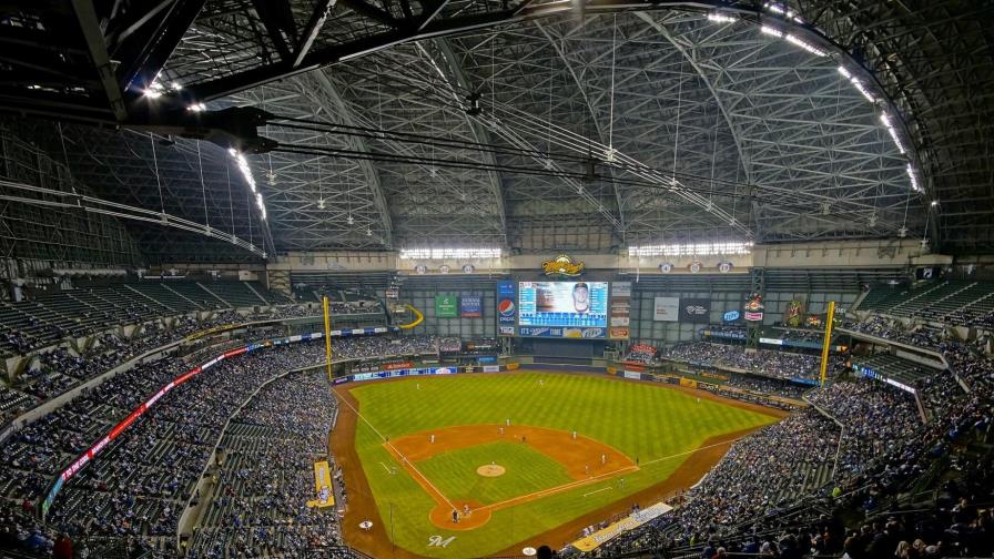 Hombre es detenido al causar daños en Miller Park Hombre es detenido al causar daños en Miller Park