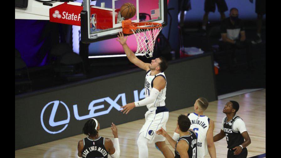 Triple-doble histórico de Luka Doncic, Mavs derrotan a Kings