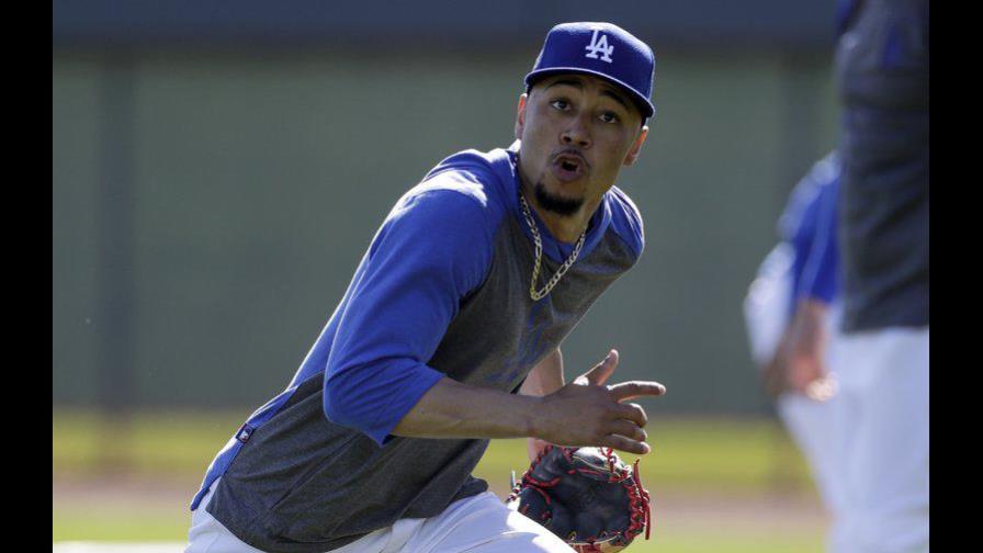 Mookie Betts comparte con compañeros en fiesta de Zoom