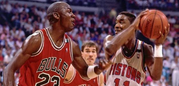 Isiah Thomas enfrenta a Michael Jordan.