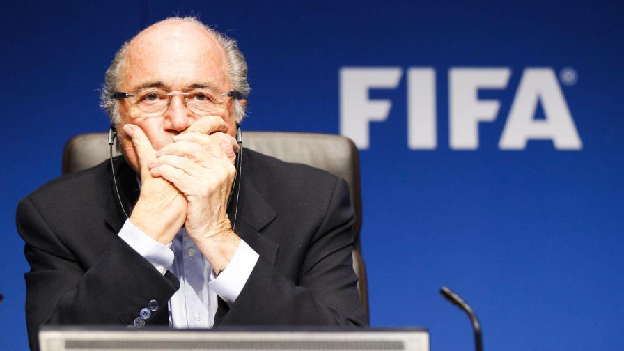 Blatter niega sobornos y habla de decisión política en atribución de Mundiales 