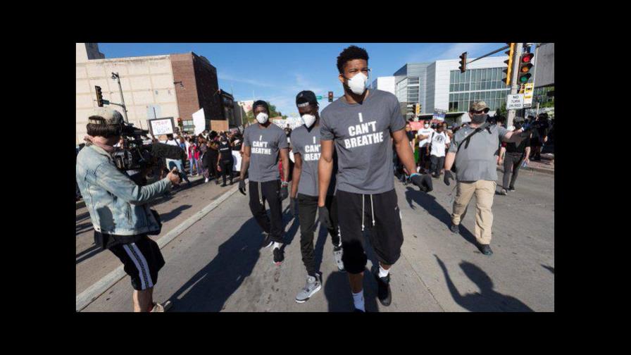 Estrellas deportivas de Estados Unidos marchan para protestar contra la injusticia racial