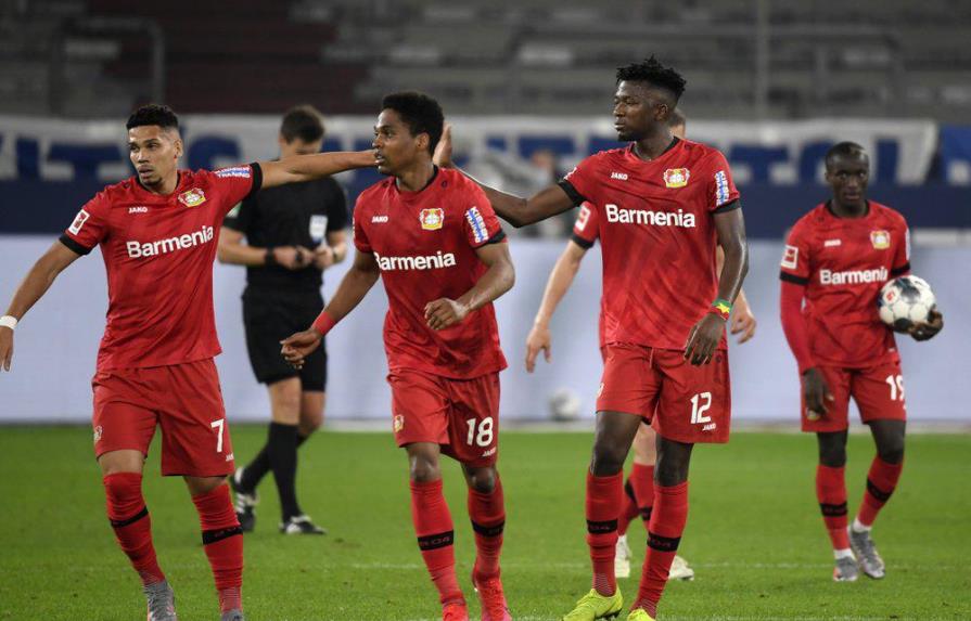 El Leverkusen rescata empate con autogol y queda 4to