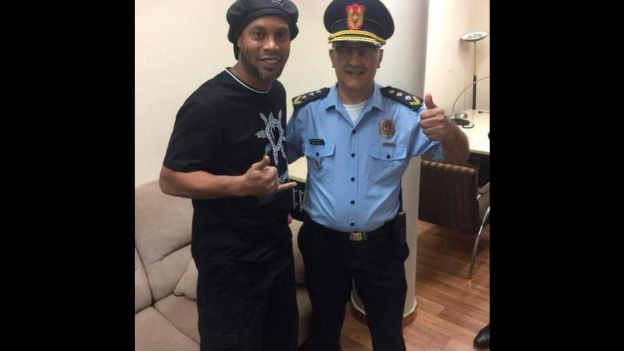 Fotos de Ronaldinho desatan escándalo; tras su detención en Paraguay Fotos de Ronaldinho desatan escándalo; tras su detención en Paraguay