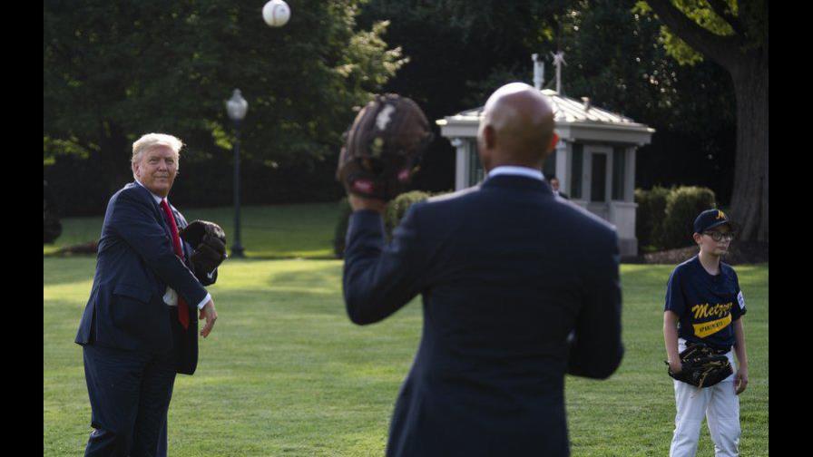 Donald Trump y Mariano Rivera celebran día inaugural del béisbol