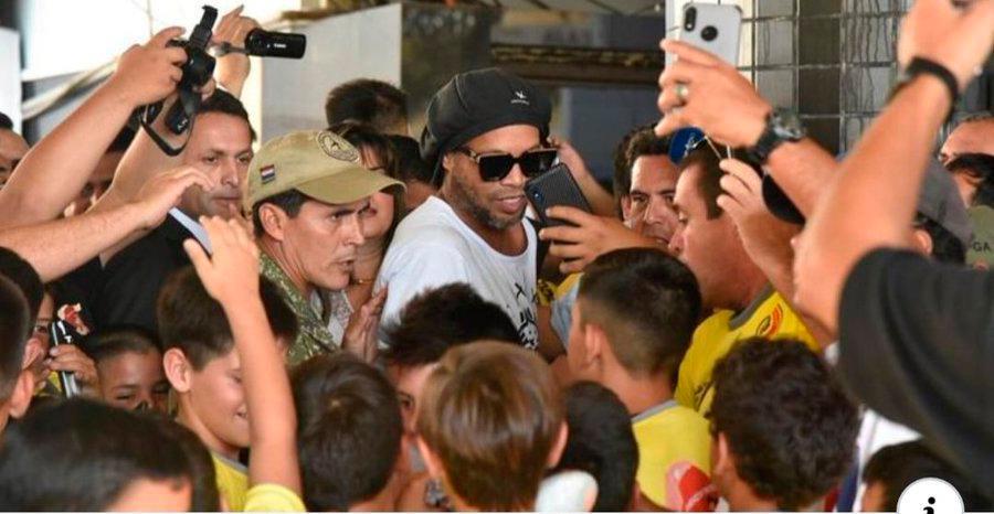 Detienen a Ronaldinho en Paraguay por entrar con pasaporte falso