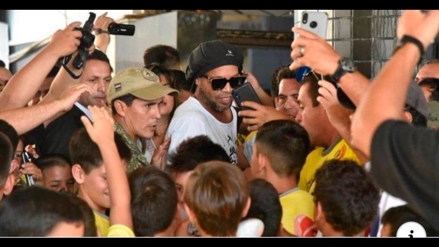 Detienen a Ronaldinho en Paraguay por entrar con pasaporte falso