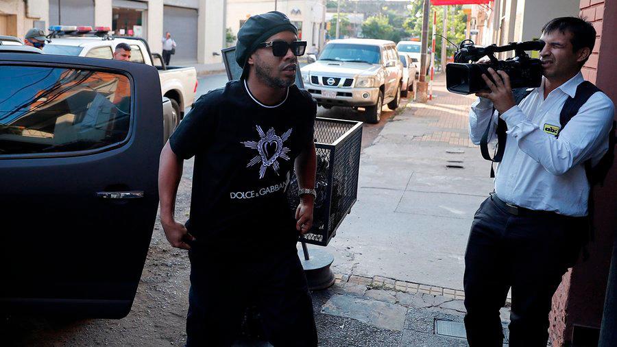 Ronaldinho sale sin cargos de Fiscalía paraguaya tras declarar por ocho horas