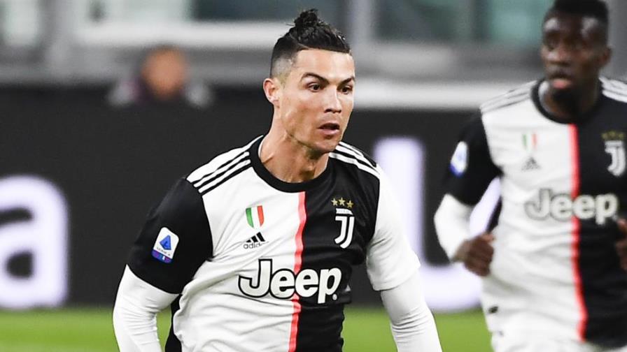 Jugadores del Juventus se ejercitan a la espera de Cristiano Ronaldo