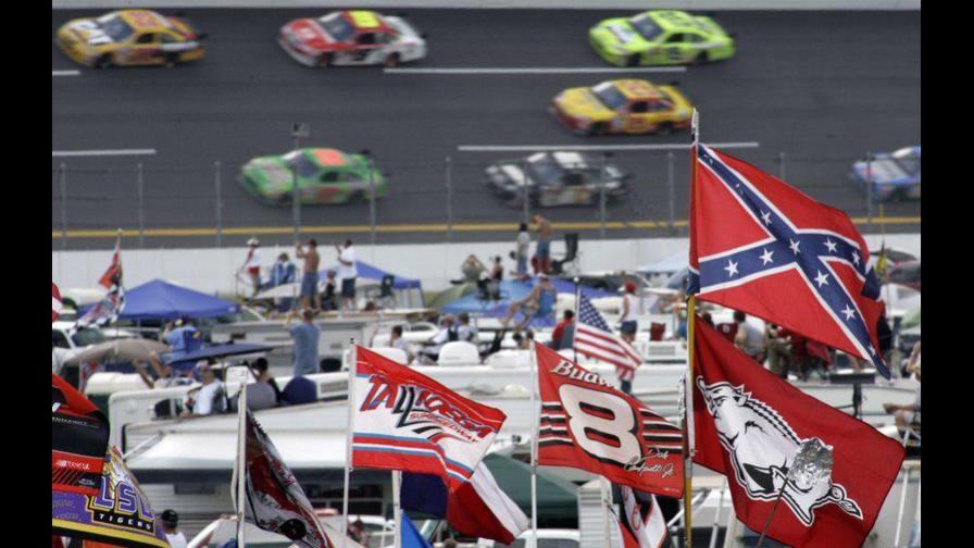 Tras prohibir bandera, inicia labor más difícil para la NASCAR Tras prohibir bandera, inicia labor más difícil para la NASCAR