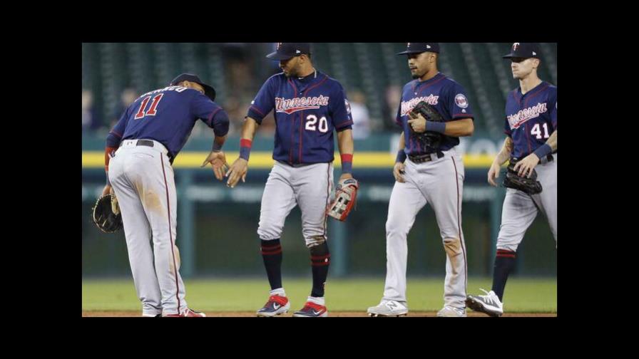 Los Mellizos de Minnesota convierten toallas de playoffs en mascarillas