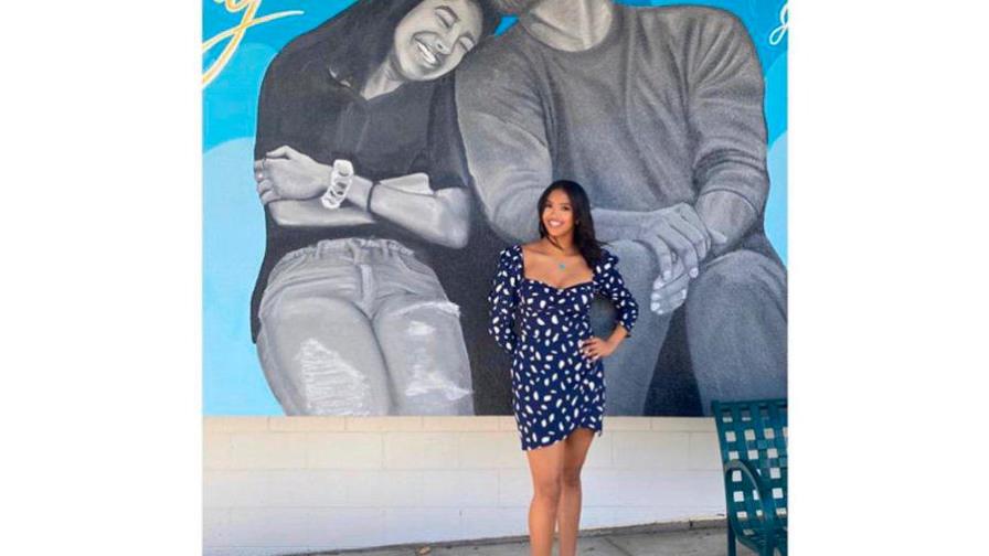 La hija de Kobe Bryant, Natalia, posa en un mural de su papá y hermana La hija de Kobe Bryant, Natalia, posa en un mural de su papá y hermana