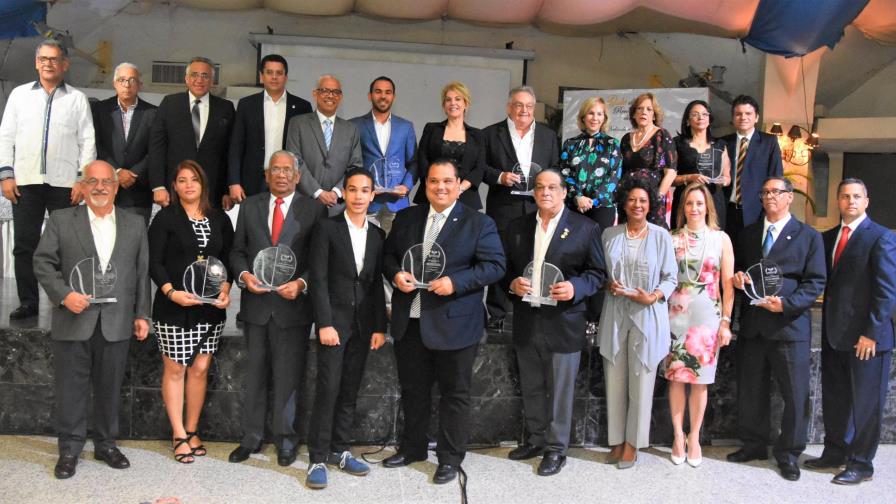 Rinden homenaje a figuras del tenis dominicano Rinden homenaje a figuras del tenis dominicano
