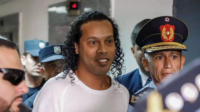 Ronaldinho tuvo que pagar fianza de US$1,6 millones para obtener prisión domiciliaria