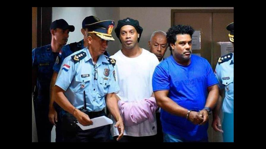 Abogados intentan lograr libertad provisional de Ronaldinho en Paraguay