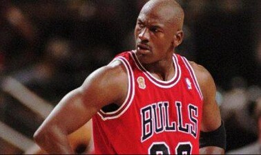 Camiseta de juego de Michael Jordan es subastada en 14 millones de d&oacute;lares