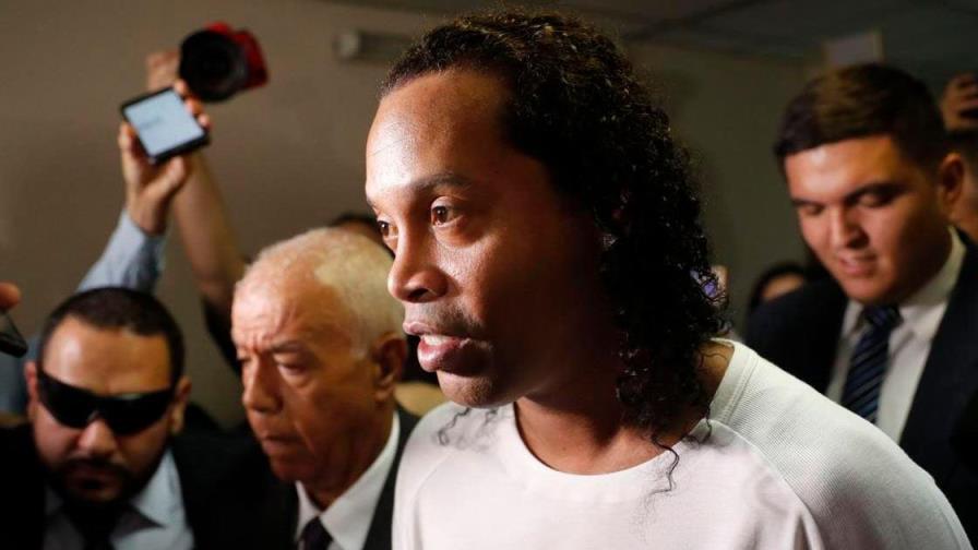 Defensa de Ronaldinho apela la prisión preventiva en busca de su libertad