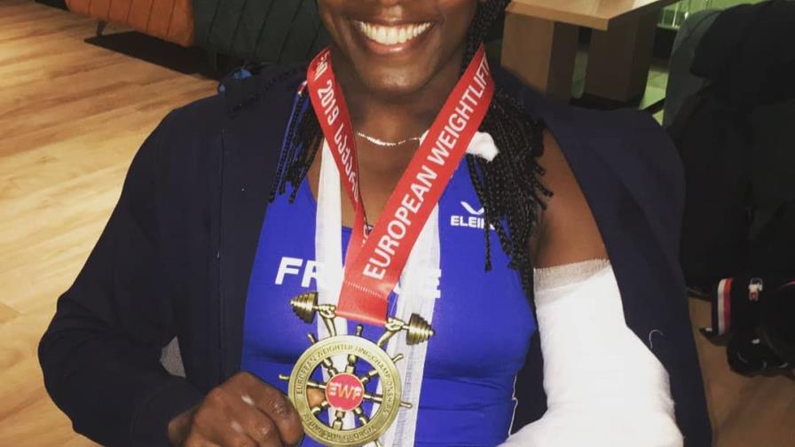 Pesista francesa se rompe el brazo en pleno campeonato