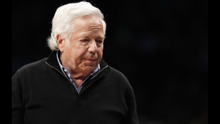 Juez ordena frenar difusión video de dueño de los Patriots 