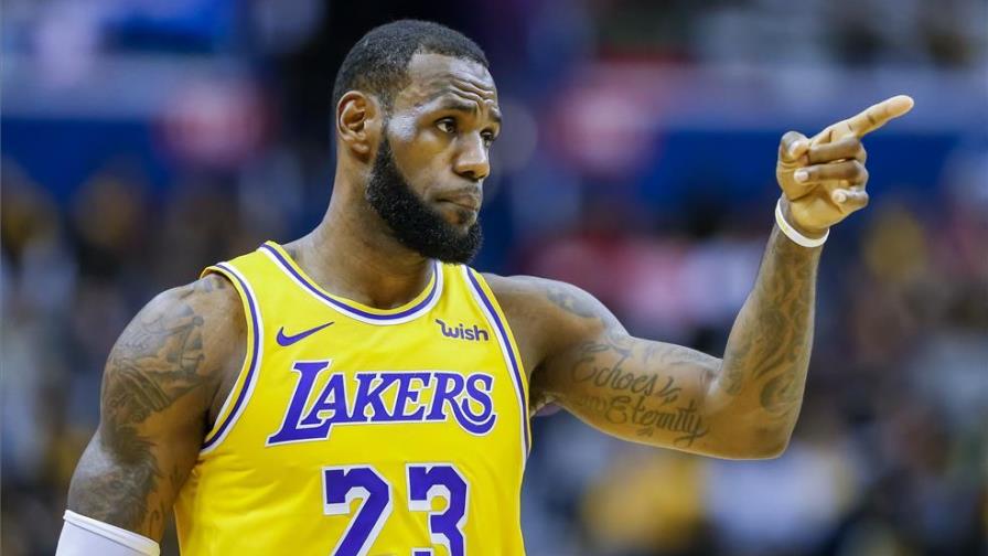 LeBron James devuelve a los Lakers al liderato; en venta de camisetas