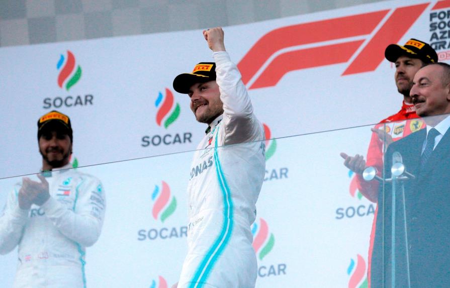 Valtteri Bottas bate a Lewis Hamilton en Azerbaiyán y recupera el liderato en el Mundial