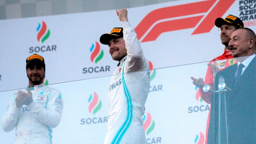 Valtteri Bottas bate a Lewis Hamilton en Azerbaiyán y recupera el liderato en el Mundial