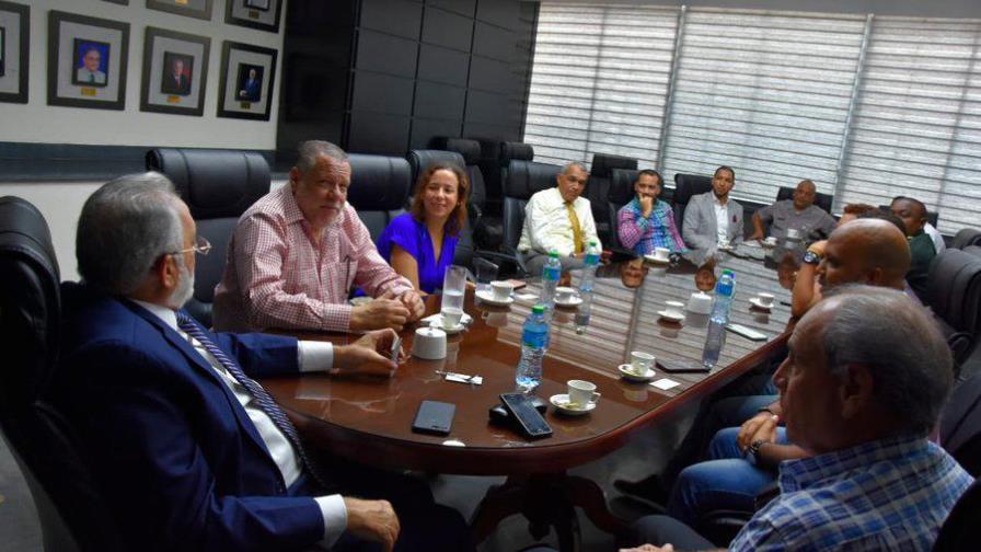 Lidom se reúne con ciudadanos que van a protestar contra Camacho Lidom se reúne con ciudadanos que van a protestar contra Camacho