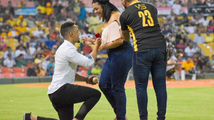 Hombre le pide matrimonio a su novia en el juego Estrellas-Águilas 
