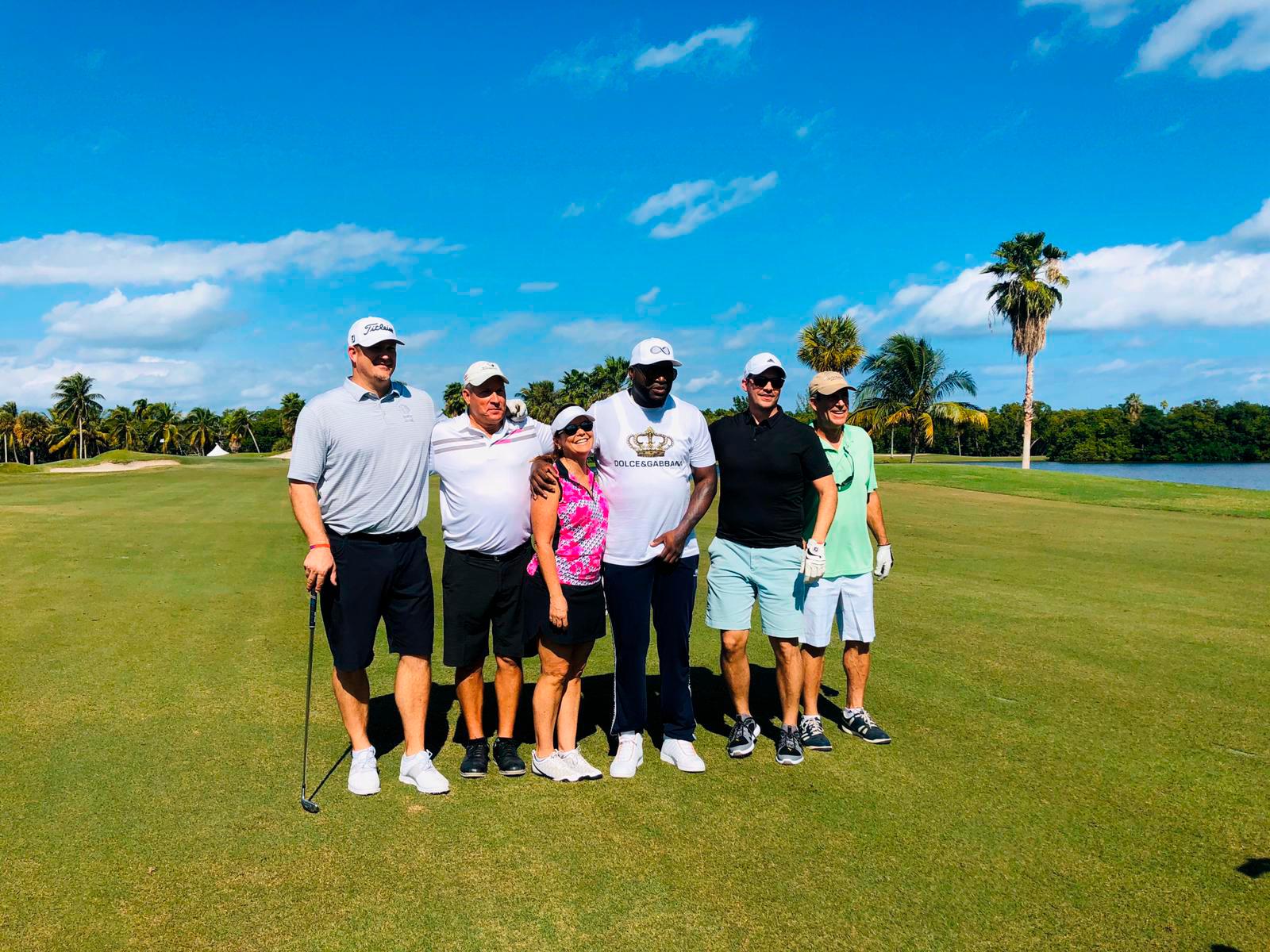 Ortiz en el evento que se celebra por primera vez en Miami junto a participantes.