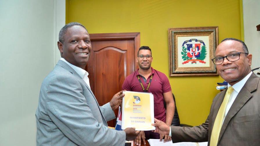Domingo Contreras deposita ante Junta del Distrito su propuesta de gestión municipal