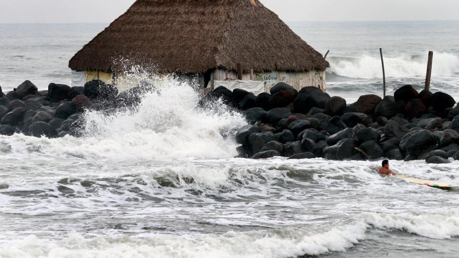 Depresión tropical “Tres” se forma en el Caribe mexicano con fuertes lluvias