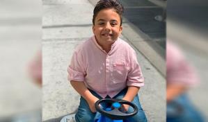 Derek Hugo, el niño viral de redes, ya está caminando