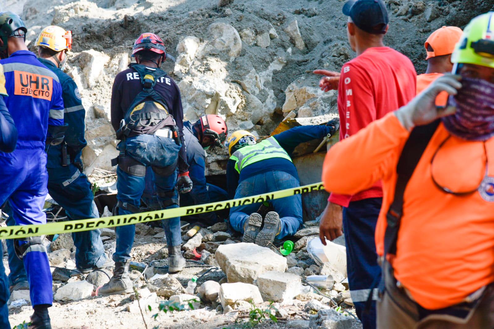Miembros de organismos de socorro trabajan en el rescate de posibles víctimas. 