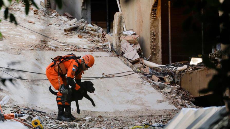 Buscan a nueve desaparecidos tras derrumbe de un edificio en Brasil