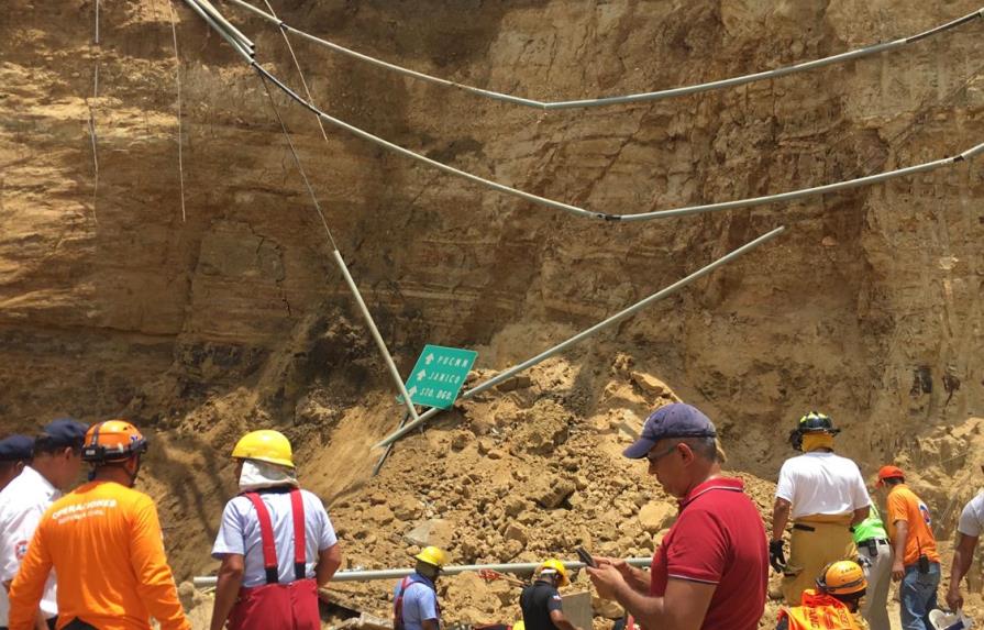 Identifican dos obreros muertos en derrumbe en Santiago; temen haya más personas atrapadas