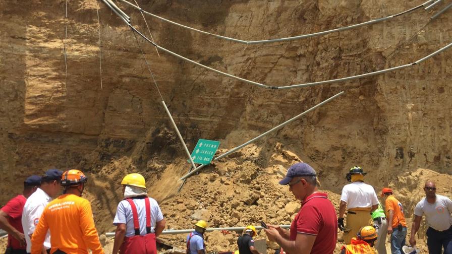 Identifican dos obreros muertos en derrumbe en Santiago; temen haya más personas atrapadas Identifican dos obreros muertos en derrumbe en Santiago; temen haya más personas atrapadas